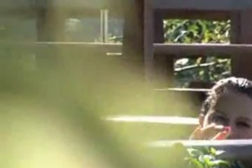Голая брюнетка ласкает себя у бассейна