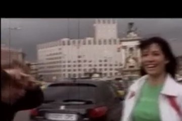 Туристка изучает достопримечательности