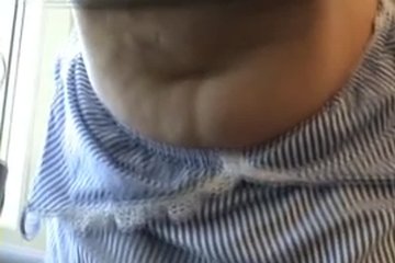 Хвастается своими огромными буферами