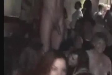Бухие взрослые бабы сосут стриптизёру член