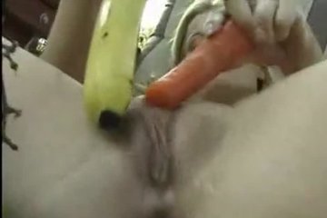 Телочка имеет себя овощами