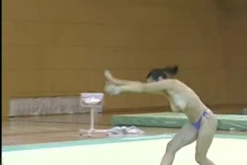 Выступление обнажённой гимнастки