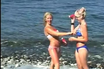 Блондинки балуются голышом на морском побережье