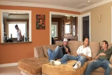 Скучающие парни на дом пригласили нимфоманку
