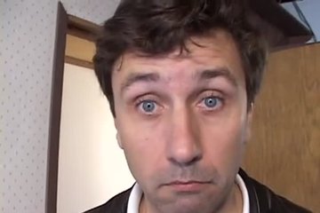 Двое парней терзают развратную брюнетку