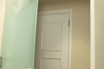 Красотка хочет пойти в душ