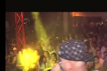 На вечеринке телки крутят попками