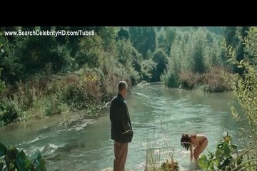 Сама возбуждается от своего тела
