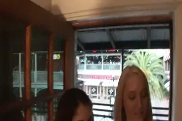 Две сексуальные подружки демонстрируют свои прелести