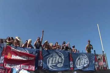 Сексуальные красотки демонстрируют сиськи на музыкальном съезде