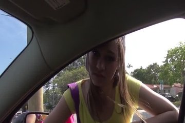 Милашка искала попутку и нашла счастье