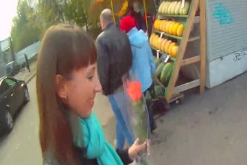 Парень подцепил брюнетку на улице