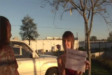 Красивая брюнетка раздевается перед незнакомцем на улице