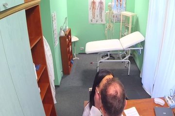 Яркая брюнетка трахается с доктором