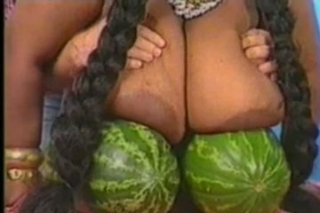 Негритянка и ее большие груди