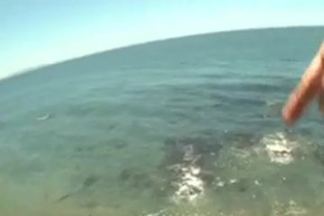 Мужчина любит лизать через одежду