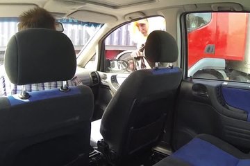 Мужик трахает в машине стройную проститутку