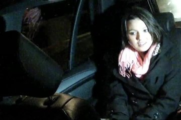 Милая брюнетка расплачивается телом с таксистом