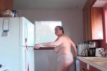 Толстушка ублажает себя на кухне