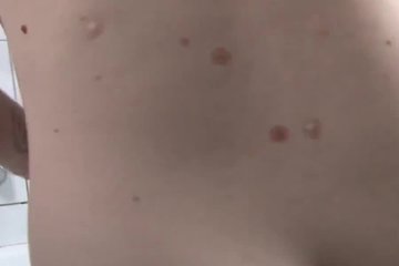 Грудастая шатенка ублажает себя в ванной