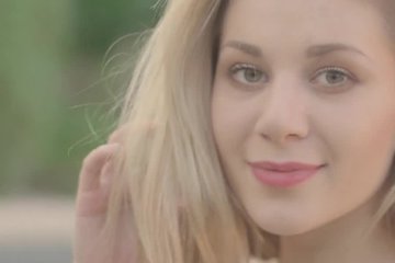 Девица сидит и себе в кайф дрочит киску в саду