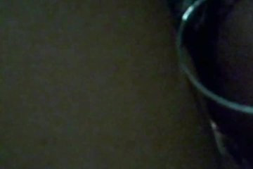Две чики занимаются онанизмом секилей в автомобиле