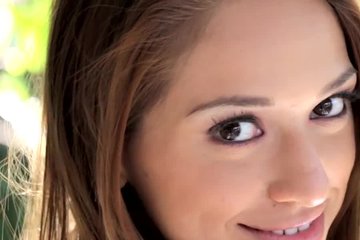Две красавицы играют с самотыками и вибраторами на диване