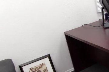 Очаровательная брюнетка трахается с изумительный мужчиной на досуге