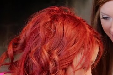 Лесбийские ласки на лавочке двух красоток
