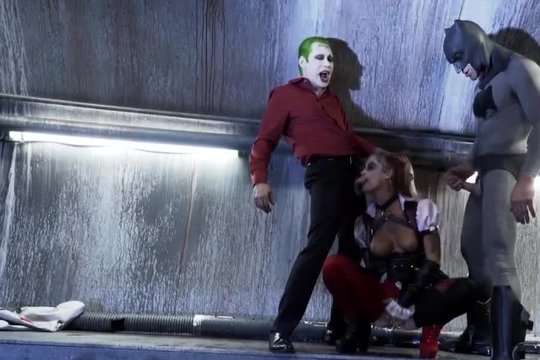 Молодая блондинка в образе Harley Quinn сосет большой фаллоимитатор на камеру Молодая блондинка в образе Harley Quinn сосет большой фаллоимитатор на камеру