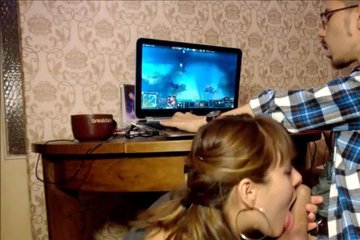 Жена сосет член мужа во время его игры за компьютером
