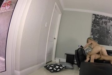 Парень трахает блондинку большим органом между ног