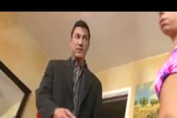Мужик наслаждается тугой попкой подружки