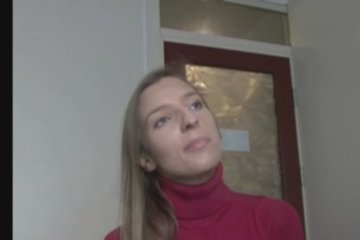 Стриптиз от прохожей малышки