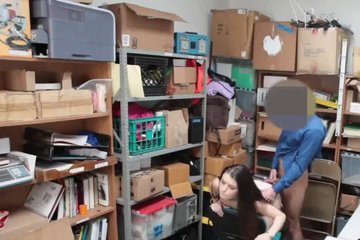 Полицейский жестко трахает двадцатилетнюю шлюшку в щели