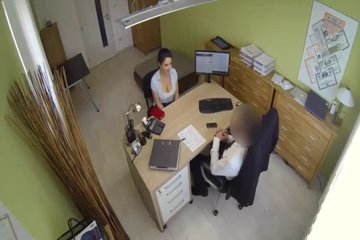 Босс отчитывает сисястую секретаршу и следом трахает ее в пизду на столе