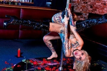 В роли похотливой стриптизерши никто не сравнится с Bonnie Rotten