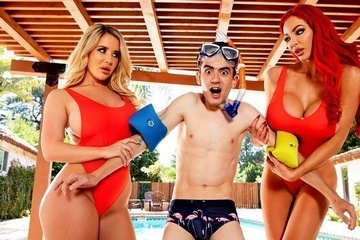 Жопастая Nicolette Shea не поделила с подругой водолаза