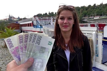 Смазливая незнакомка обслуживает член типа за бабки в ближайшем лесопарке