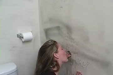 В туалетной кабинке