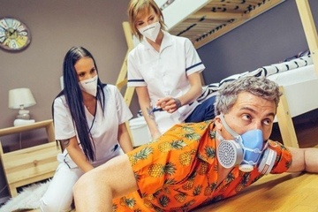 Чтобы не делать прививку от коронавируса мужик трахает медсестер в хостеле