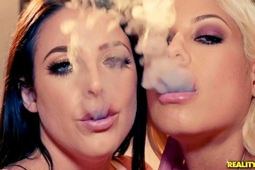 Мужчина трахает двух в анал и они трясут большими дойками