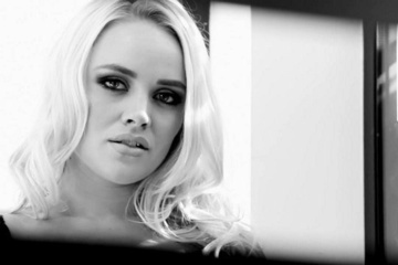 Мужик трахнул красивую блондинку в анал и влил сперму в рот