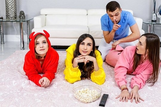 Голая сестра и подруга Настырный чел трахает сестру и двух её подруг ~ 24xxx.Me