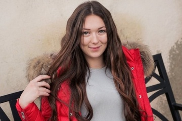 Привел к себе милую девушку в красной куртке и трахнул её за деньги