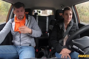 Девка может получить права только после секса в машине