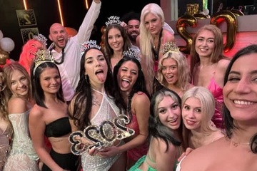 Порнозвезды празднуют новый год и занимаются групповым сексом