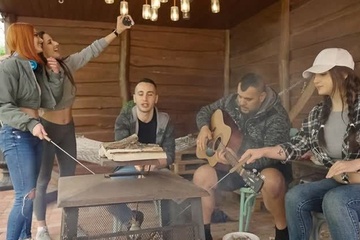 Рыжая телка выбралась на шашлыки и занялась сексом на даче