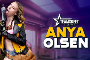 Худая Anya Olsen работает механиком и ебется с коллегой в гараже