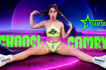 Chanel Camryn в розовых колготках в сетку соблазняет друга